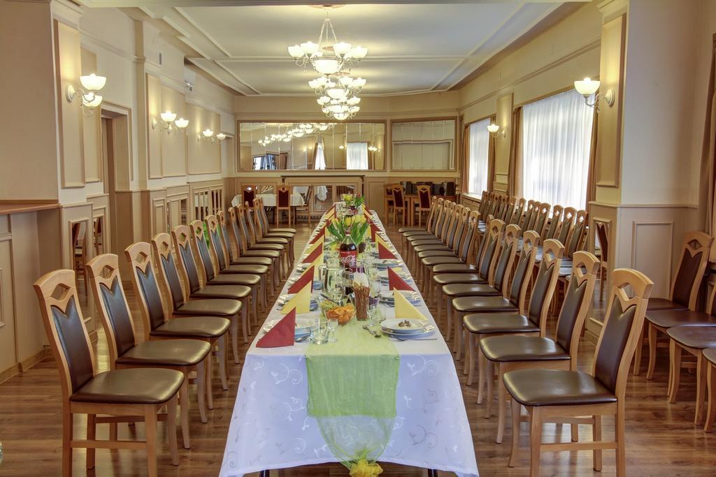 Karet Obiekt Hotelowy Skoczów Exterior foto